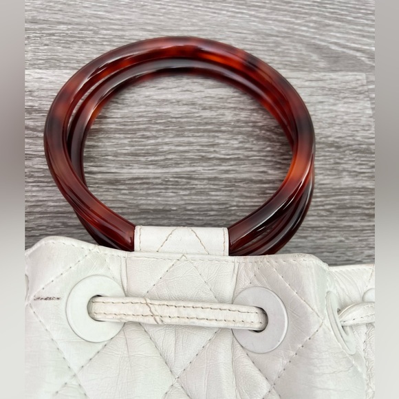 VINTAGE RARE — Chanel Bucket Bag with Tortoise Handle - Picture 2 of 12